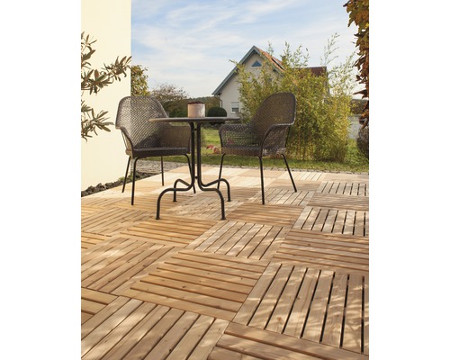 Terrasse avec dalles de plancher en bois, table et deux chaises