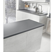 Cuisine claire avec plan de travail gris et îlot de cuisine