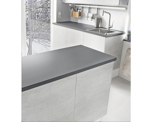 Cuisine claire avec plan de travail gris et îlot de cuisine