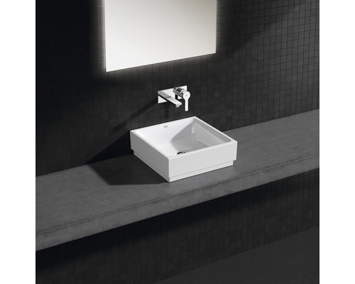 Salle de bain moderne avec vasque à poser, robinet et miroir