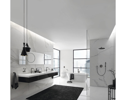 Salle de bain moderne avec lavabo, baignoire et douche