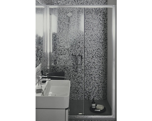 Badezimmer mit Duschkabine, Waschbecken und gemusterter Wand