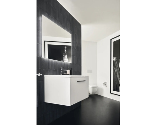 Salle de bain avec meuble-lavabo, miroir et toilettes au design moderne