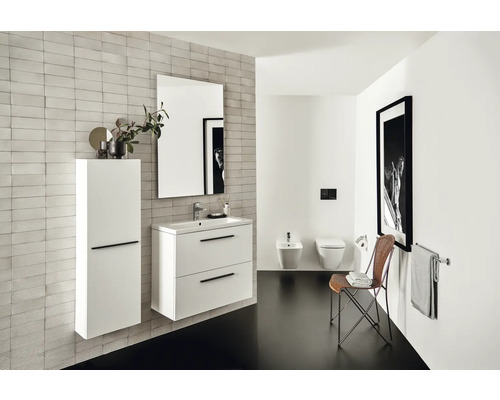Salle de bain lumineuse avec meuble sous-lavabo, armoire de toilette, WC et bidet