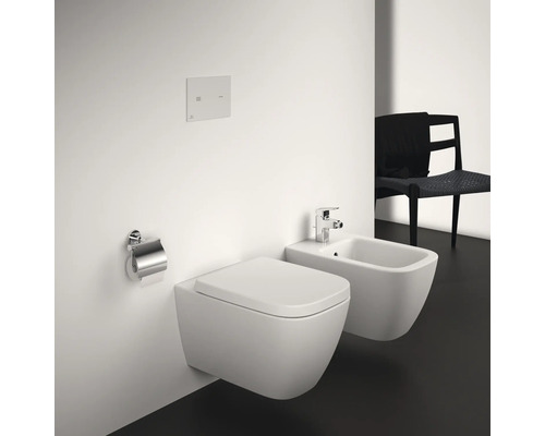 Salle de bains moderne avec WC suspendu et bidet