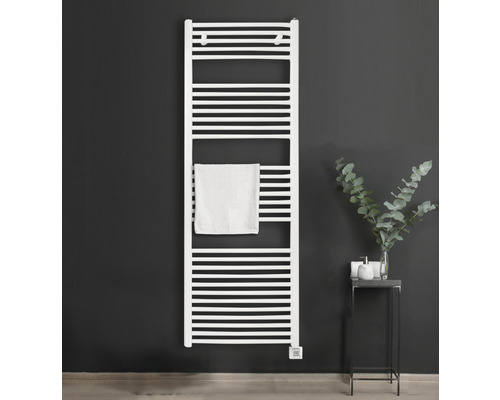 Sèche-serviettes blanc avec serviette dans la salle de bain