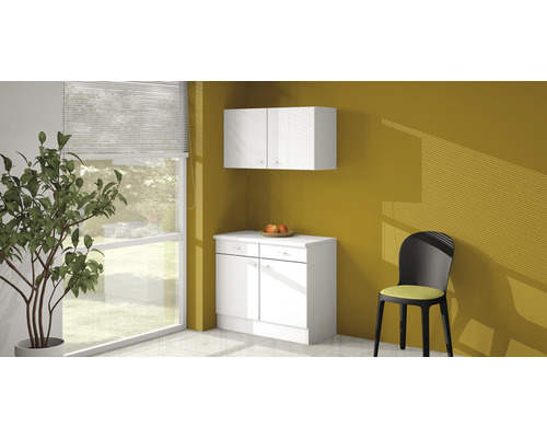 Scène de cuisine avec un meuble bas, un meuble haut et une chaise dans une pièce lumineuse.