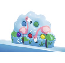 Détail d''une piscine gonflable avec des flamants roses et des balles colorées