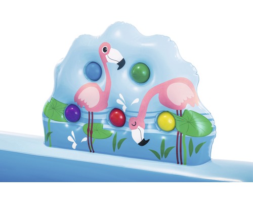 Détail d''une piscine gonflable avec des flamants roses et des balles colorées