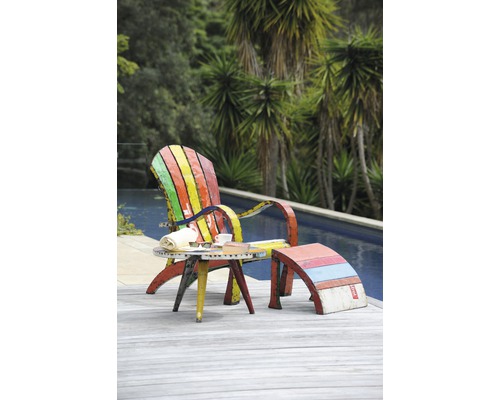 Farbenfrohe Sitzgruppe mit Sessel, Tisch und Fusshocker im Garten