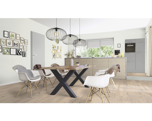 Helles Esszimmer mit Holztisch, schwarzen Metallbeinen und weißen Stühlen unter Pendelleuchten.