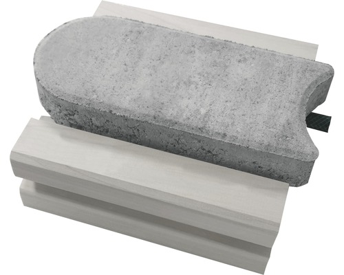 Bordure de pelouse en béton gris sur des lattes de bois