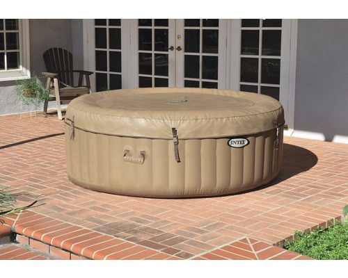 Aufblasbarer Whirlpool mit Abdeckung im Gartenbereich