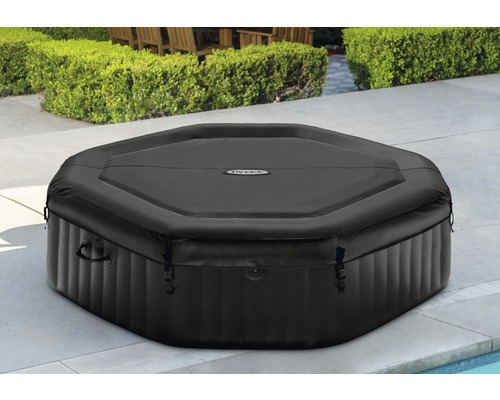 Aufblasbarer Intex Whirlpool mit Abdeckung im Garten