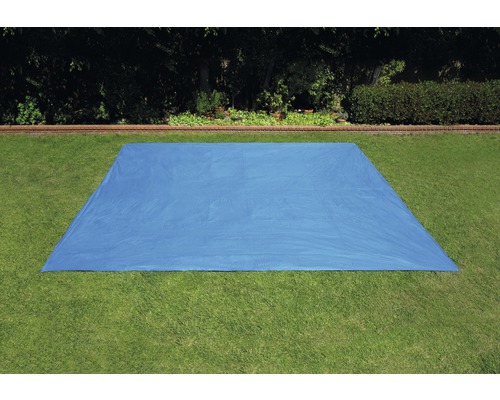 Bâche d''étanchéité bleue sur une pelouse dans le jardin