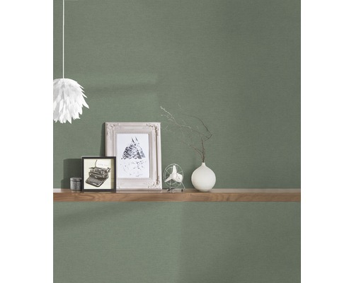 Wohnszene mit gemusterter Tapete, Regalbrett, Dekoration und Lampe