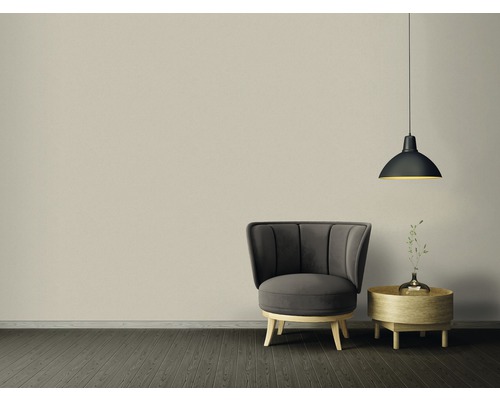 Pièce avec fauteuil, table d''appoint et suspension