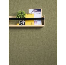 Étagère murale en bois avec décoration sur un mur texturé
