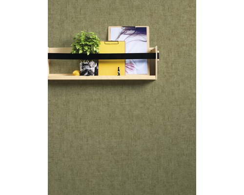 Étagère murale en bois avec décoration sur un mur texturé