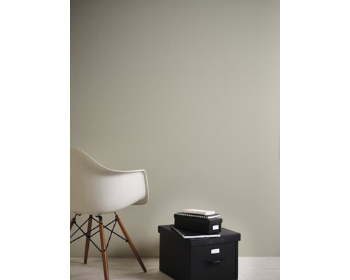 Wandgestaltung mit Stuhl und Aufbewahrungsboxen