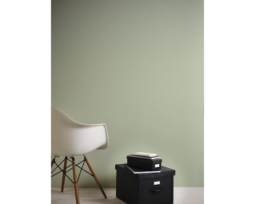 Pièce à vivre avec un mur, une chaise et des boîtes de rangement