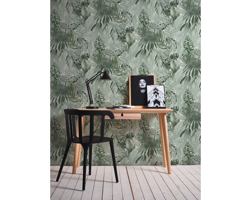 Bureau avec bureau, chaise, lampe de bureau et papier peint à feuilles tropicales