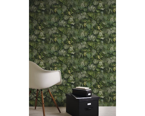 Pièce à vivre avec papier peint à feuilles de jungle, chaise et boîtes de rangement