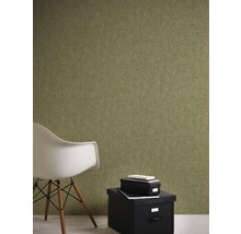 Mur avec papier peint texturé, chaise et boîtes de rangement