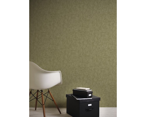 Mur avec papier peint texturé, chaise et boîtes de rangement