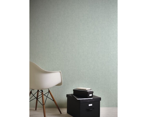 Décoration murale avec papier peint couleur menthe, combinée à une chaise blanche et des boîtes de rangement noires