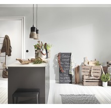 Helle Küche mit Kücheninsel, Hocker, Tafel und Dekoration