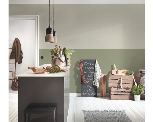 Helle Küche mit Kücheninsel, Kreidetafel und Holzkisten zur Dekoration.