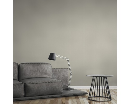 Wohnzimmer mit grauer Couch, Stehlampe und Beistelltisch