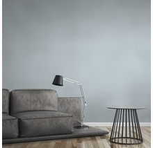 Wohnzimmer mit modularem Sofa, Stehlampe und Beistelltisch