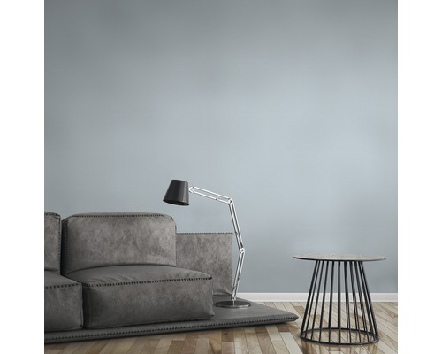 Wohnzimmer mit modularem Sofa, Stehlampe und Beistelltisch