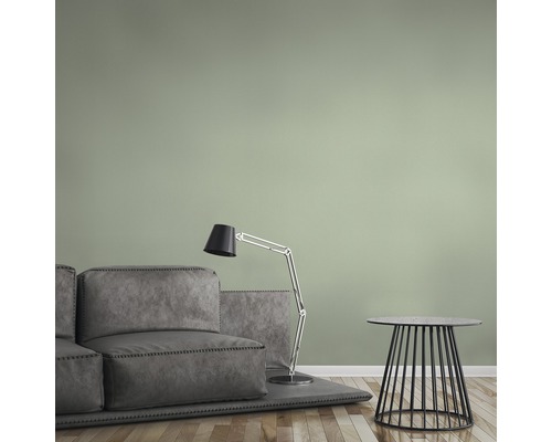 Salon avec canapé, lampadaire et table