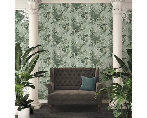 Scène avec un canapé et un mur avec du papier peint à motifs de feuilles