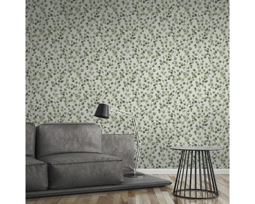 Wohnraum mit Tapete mit Eukalyptusmuster, Sofa und Beistelltisch
