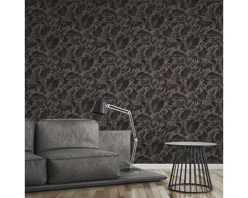 Scène avec un papier peint structuré à motif végétal, un canapé, une lampe et une table