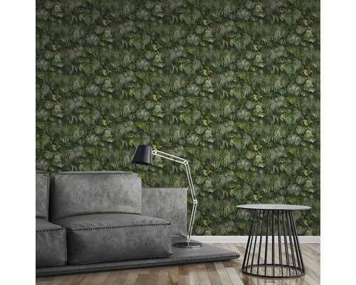 Salon avec papier peint à feuilles vertes, canapé et lampe