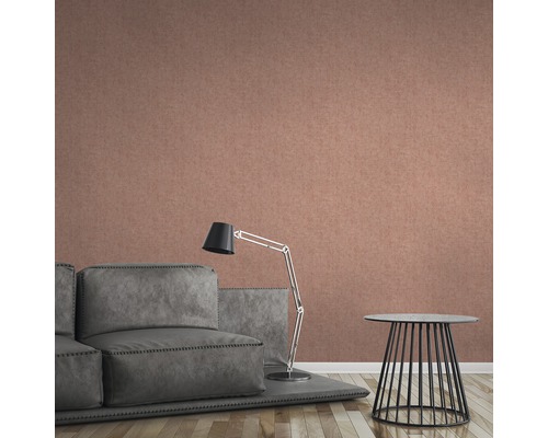 Wohnzimmer mit grauer Couch, Stehlampe und strukturierten Tapeten