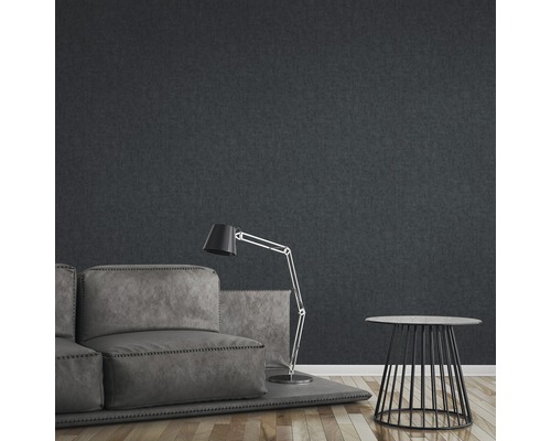 Modernes Wohnzimmer mit dunkler Tapete, Sofa, Stehlampe und Beistelltisch