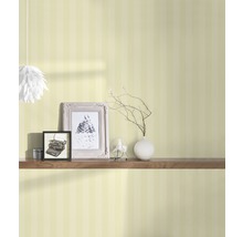 Dekoratives Interieur mit gestreifter Tapete, Regal und Wohnaccessoires