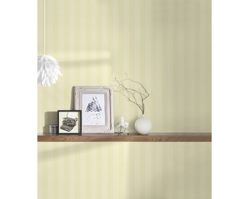 Dekoratives Interieur mit gestreifter Tapete, Regal und Wohnaccessoires