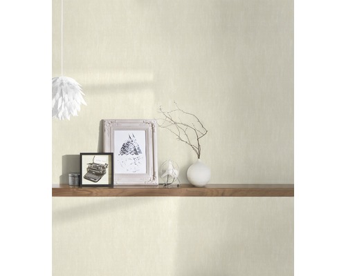 Aménagement d''un espace de vie avec papier peint, étagère et décoration