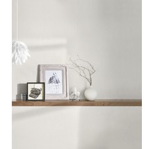 Ambiance d''intérieur avec étagère en bois, éléments de décoration tels que cadres, vase avec des branches et lampe en papier