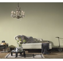 Wohnzimmer mit Sofa, Couchtisch, Kronleuchter und Dekorationen