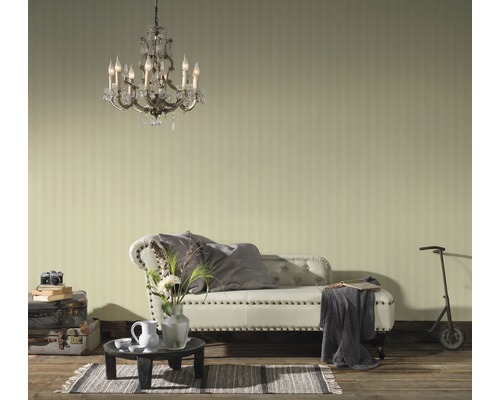 Wohnzimmer mit Sofa, Couchtisch, Kronleuchter und Dekorationen