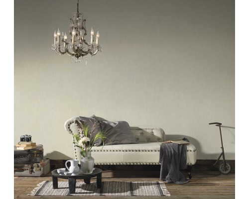 Salon aménagé de manière classique avec canapé, lustre et décorations