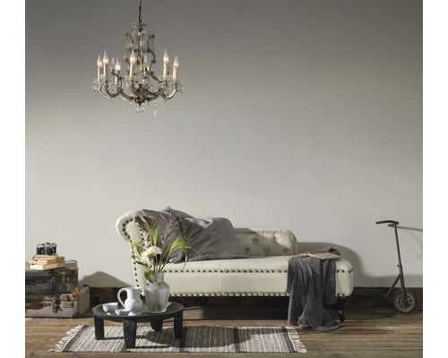 Salon avec lustre, canapé, table et décorations